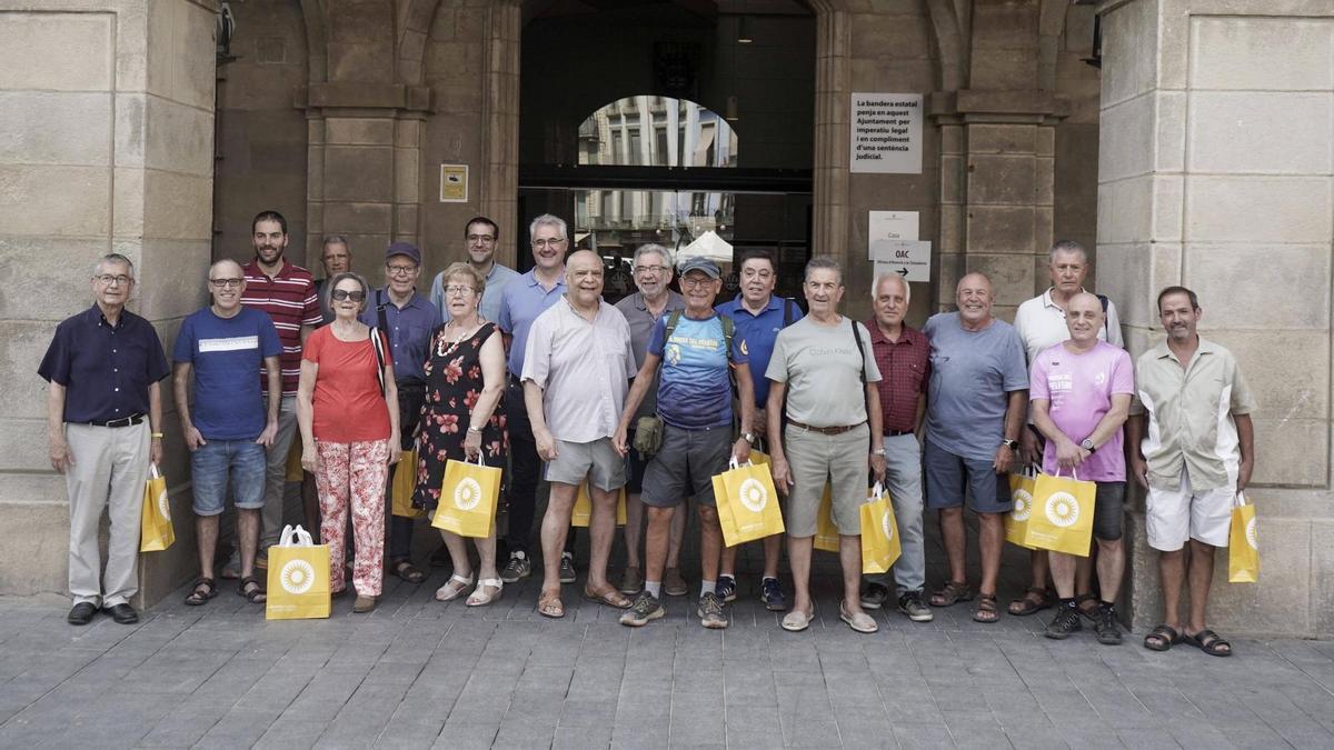 Els Ignasis i Ignàsies que van participar ahir en La Ignasiada amb responsables de l’Ajuntament