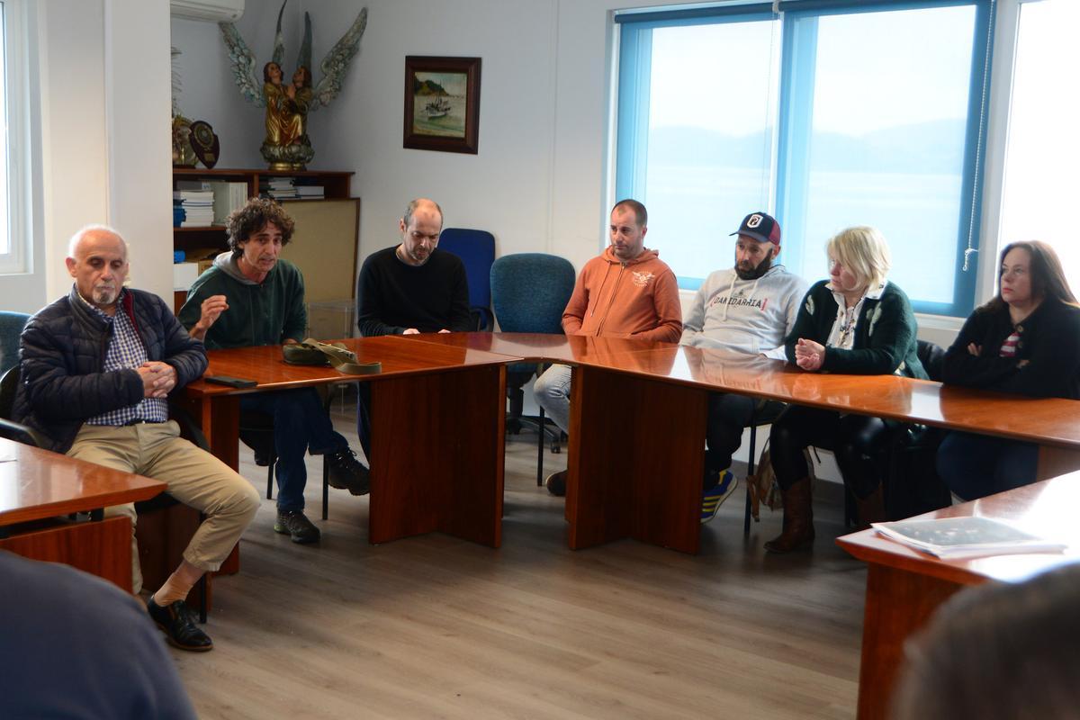 Un momento de la reunión de ayer, en la sala de juntas de la Cofradía de Bueu.