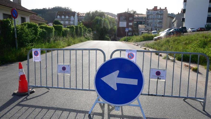 Las obras en la avenida de Vigo obligan a cortar el acceso  al gran aparcamiento de Cangas por la calle San José