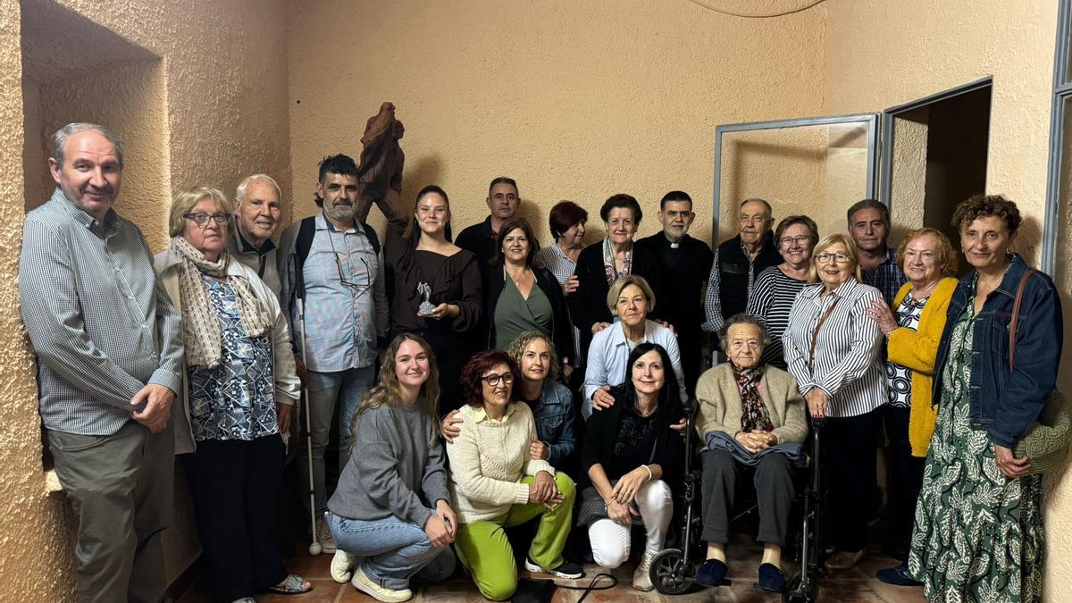 Vecinos y vecinas con integrantes de la comisión fallera