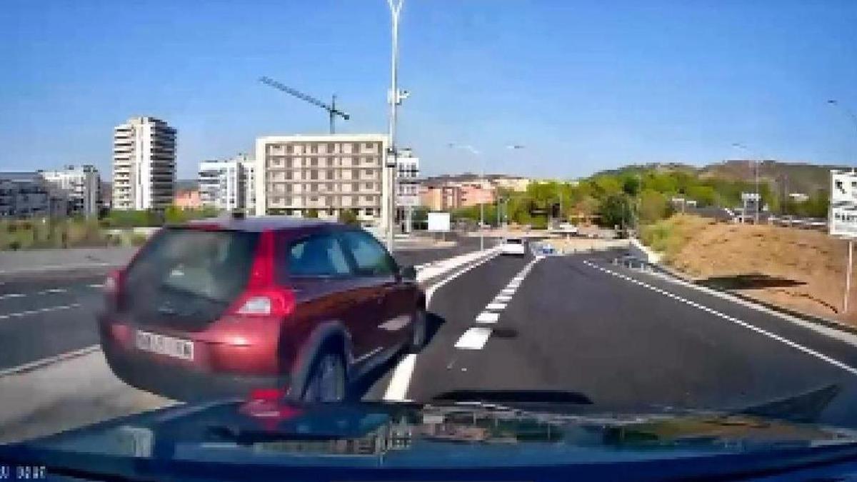 VÍDEO | Adelantament perillós a la sortida de la rotonda de l'AP-7, a Martorell