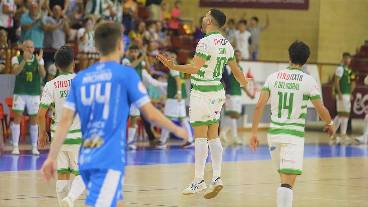 Alberto Saura celebra uno de sus goles ante el Noia en Vista Alegre.