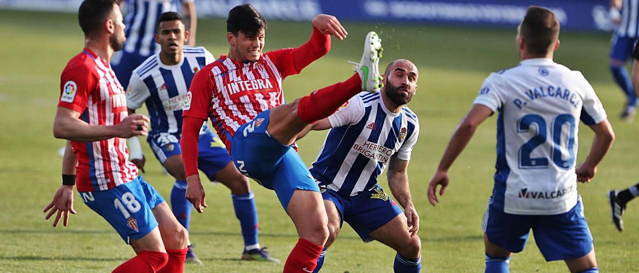 Cristian Salvador despeja un balón junto a Javi Fuego, rodeado por Pablo Valcarce, Paris y Juergen.