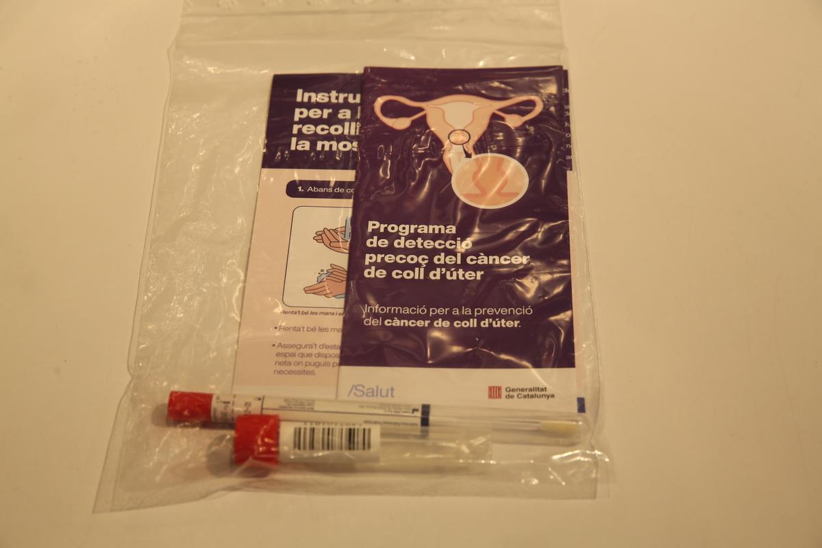 El 'kit' de autodiagnóstico del virus del papiloma humano (VPH) en la farmacia Marta Bosch de El Prat de Llobregat.