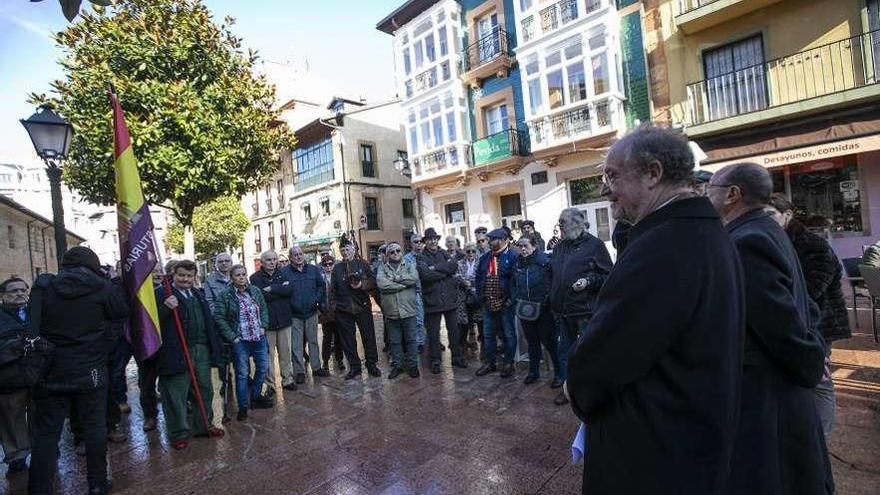 Leopoldo Tolivar y Alejandro Villa Allande, ante un grupo de republicanos, en la plaza de Riego de Oviedo.