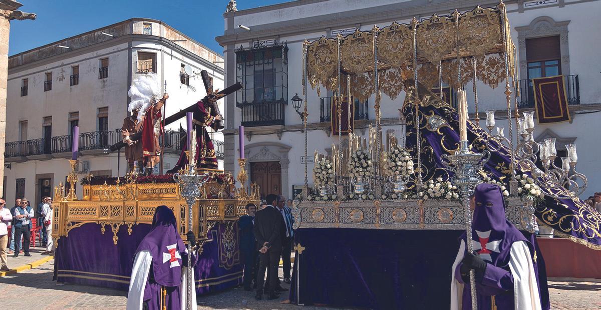 Un momento muy especial entre Nuestro Padre Jesús con la cruz a cuestas y la Virgen de los Dolores que se vive cada Viernes Santo.