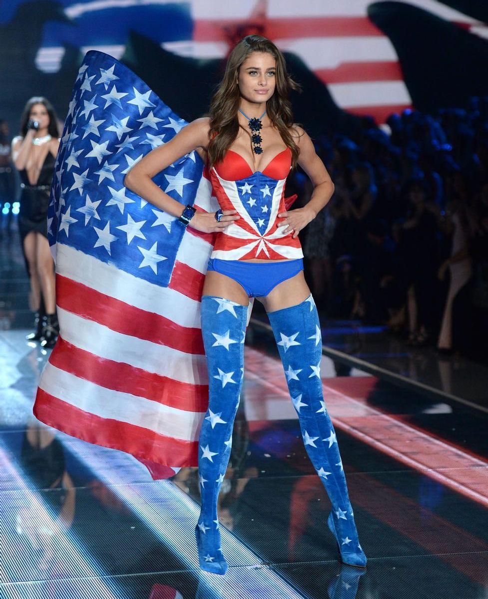 América y la modelo Taylor Hill en el desfile de Victoria's Secret Fashion Show 2015