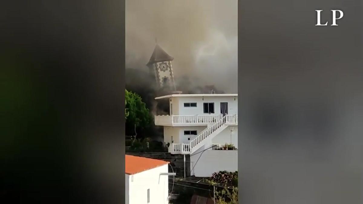 La lava derriba la iglesia de Todoque.