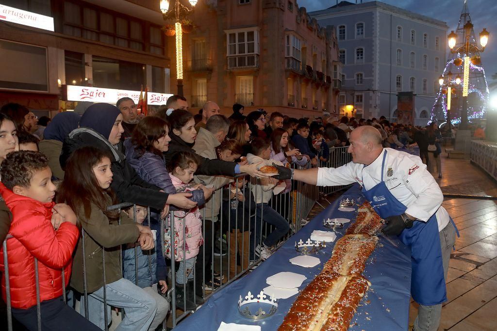 Todas las imágenes del roscón de Reyes gigante de Cartagena 2025