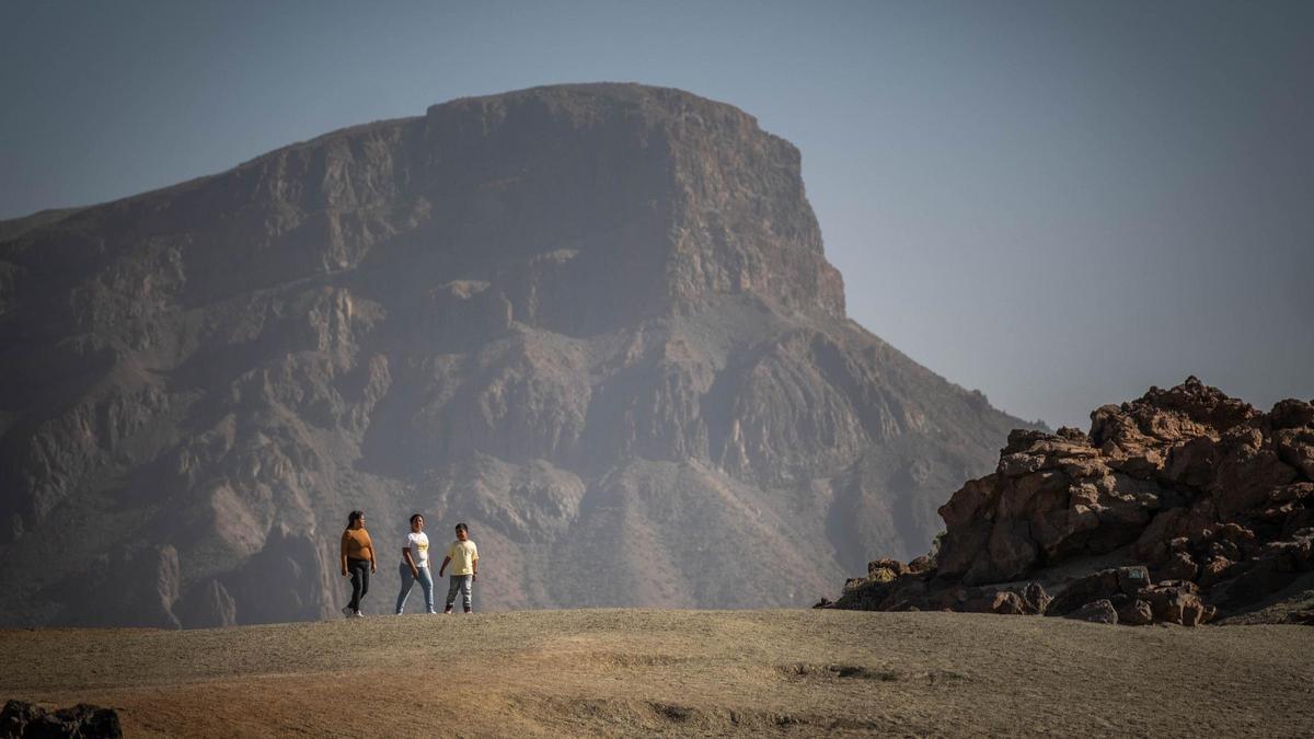 Turistas en el Parque Nacional del Teide.