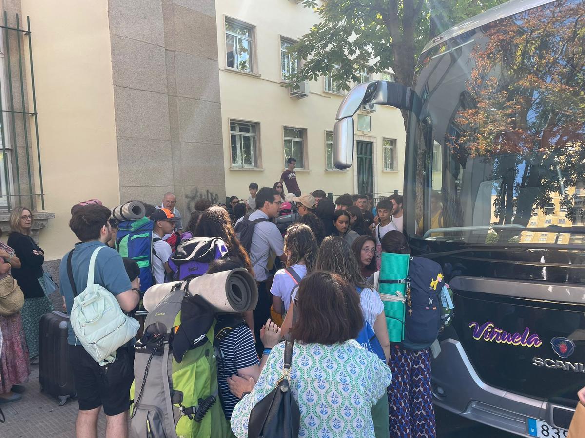 Los jóvenes toman el autobús en Santiago Alba Bonifaz rumbo a Lisboa