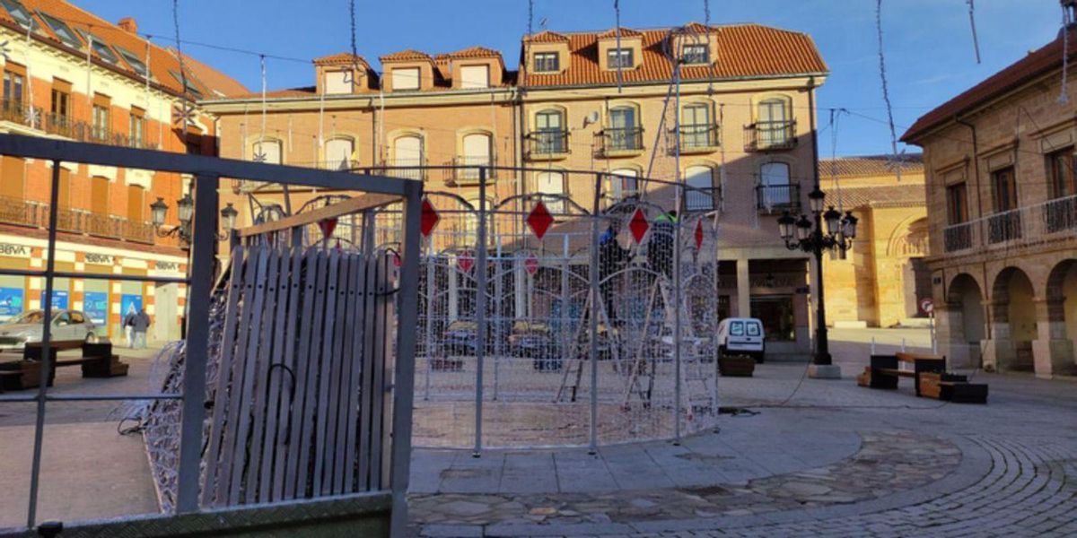 Los operarios retiran el espectacular montaje de luces de Navidad de la Plaza Mayor