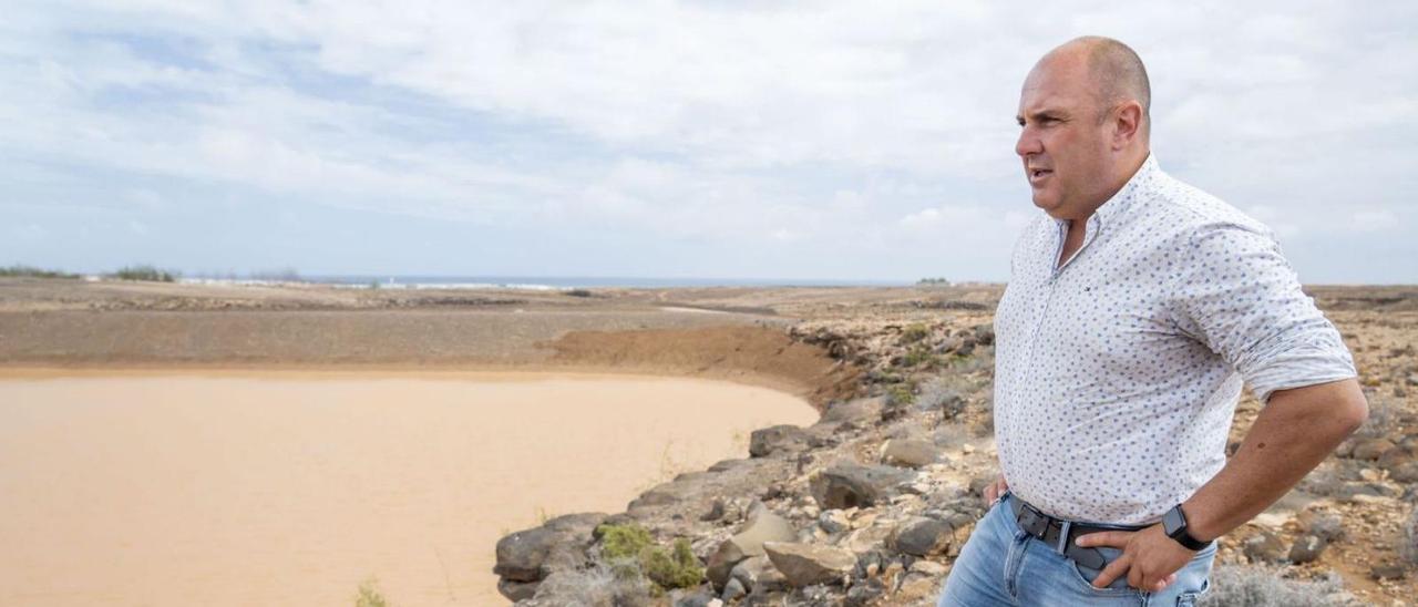 El presidente del Cabildo de Fuerteventura, Sergio Lloret, ante una de las obras hidráulicas realizadas en la isla. | | LP/DLP