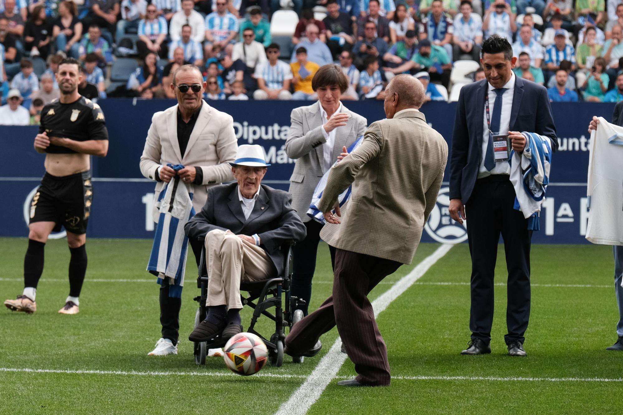 Homenaje a los veteranos del Málaga CF en el partido ante el AD Ceuta disputado en La Rosaleda.