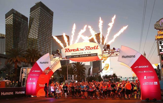 Los competidores en la salida durante el Rock n Roll Las Vegas-Marathon y el 1/2 Maratón en Las Vegas, Nevada.