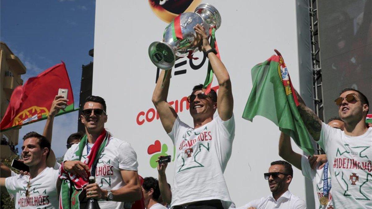 Cristiano Ronaldo levanta el trofeo de campeón de la Eurocopa 2016