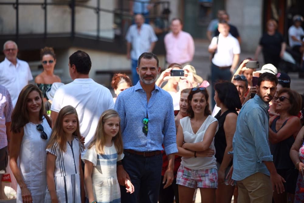 Los Reyes y sus hijas visitan la exposición de Miró y Picasso en Can Prunera de Sóller