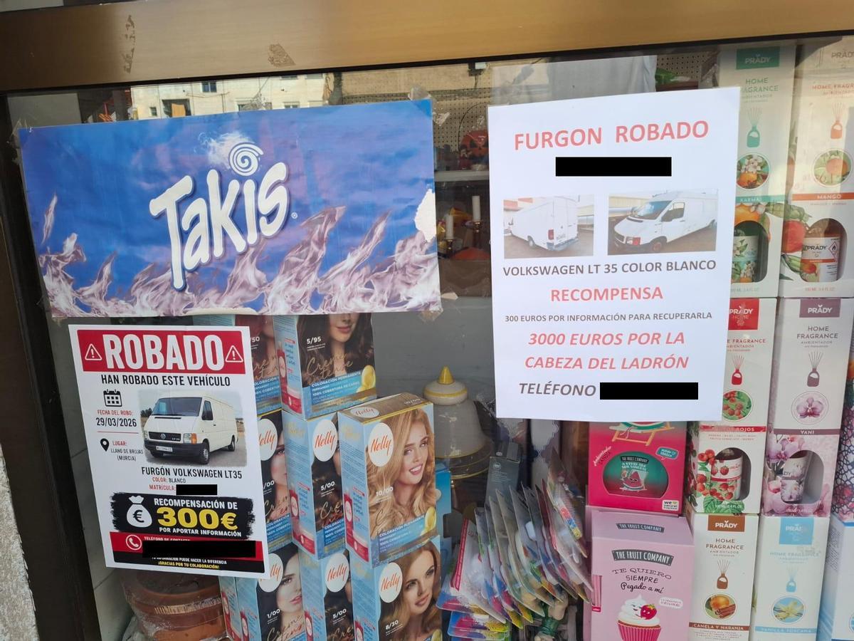 Dos carteles en una tienda de Cabezo de Torres que anuncian una recompensa a cambio de "la cabeza" del ladrón de una furgoneta.