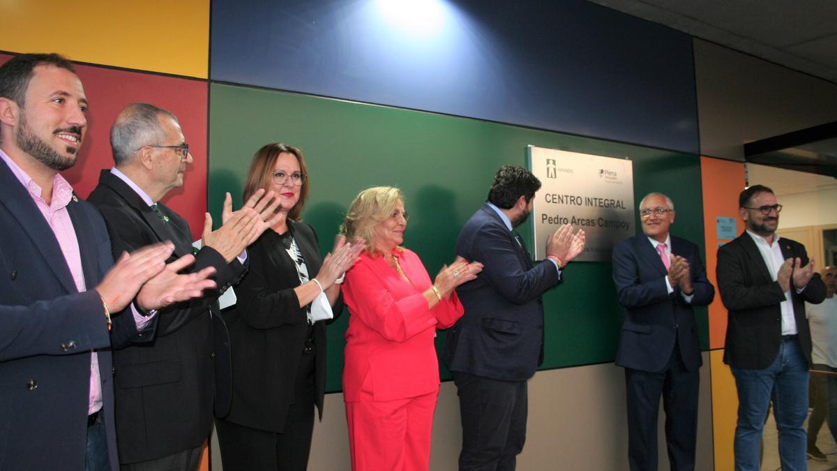 Francisco Morales, Joaquín Barberá, Isabel Franco, Marita Arcas, Fernando López, Antonio Bastida y Diego José Mateos, tras descubrirse la placa con el nombre de Centro Integral Pedro Arcas Campoy, anoche.