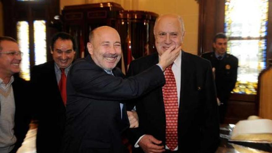 Losada da un cachete afectuoso al presidente de la RAG, en su primera visita institucional a A Coruña.