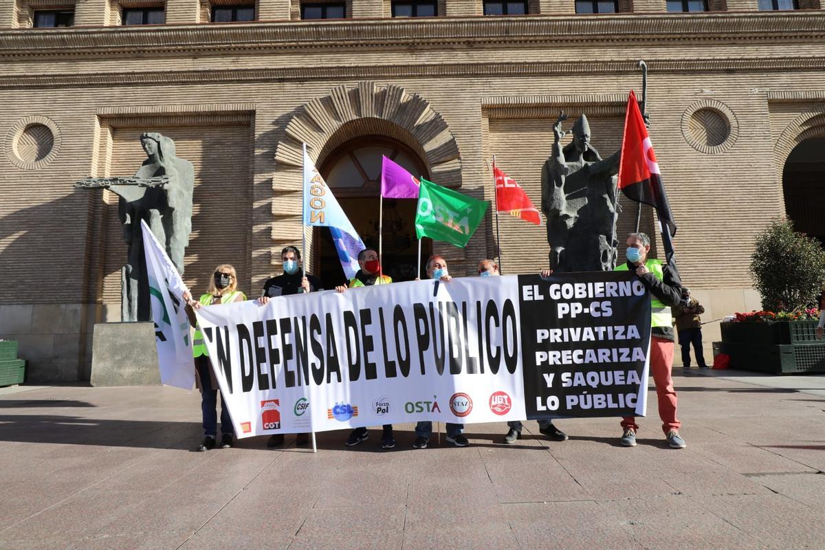 Los sindicatos han protestado a las puertas del Ayuntamiento de Zaragoza para denunciar las externalizaciones de los servicios municipales.