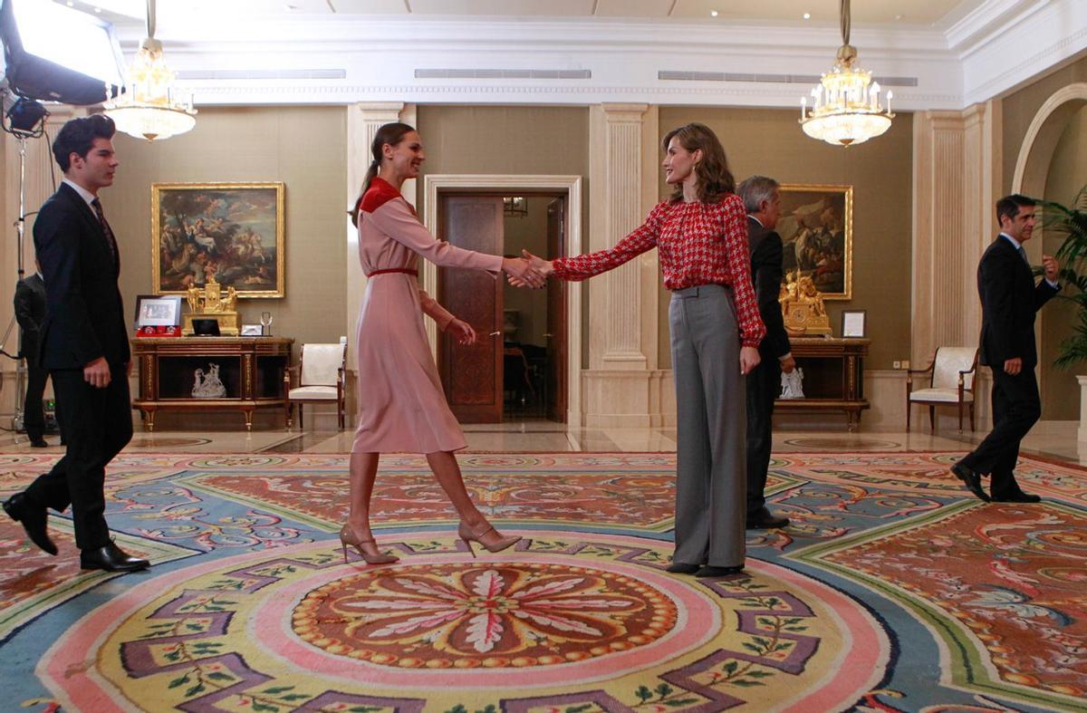 Eva González con vestido rosa y rojo de Antonio García junto a Letizia Ortiz