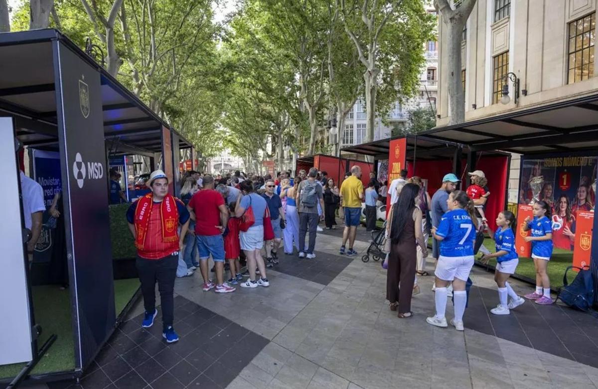 Der Passeig des Borne verwandelte sich in die Fan Zone.