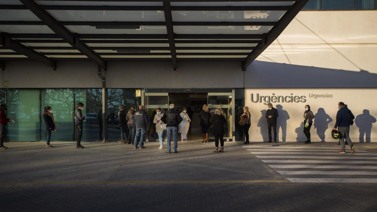 Colas de pacientes en el hospital La Fe de València