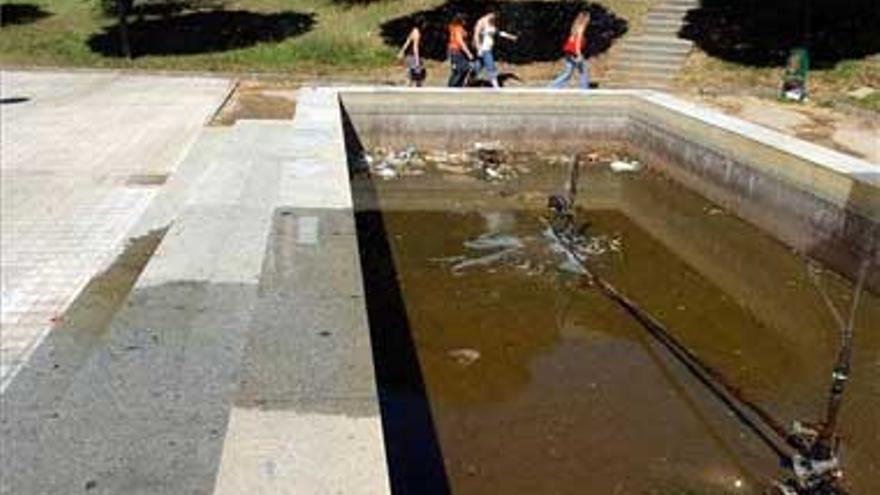 Derroche de agua en la fuente publica de san calixto
