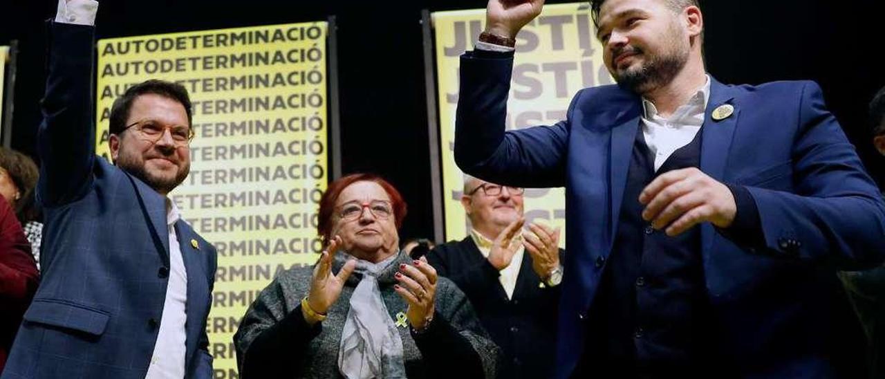 El vicepresidente del Govern, Pere Aragonès (izq.), y el portavoz en el Congreso, Gabriel Rufián (dcha.), celebran el triufo de ERC. // Efe