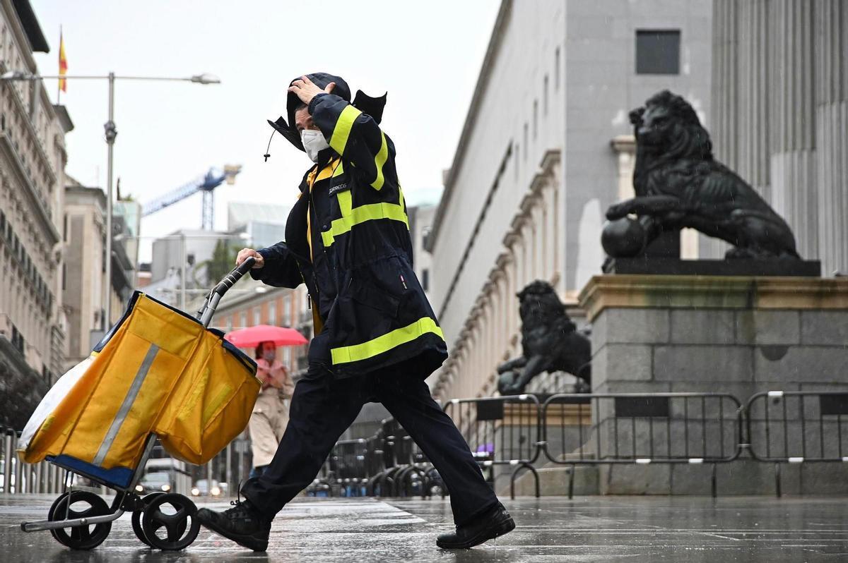 Un repartidor de Correos pasa por el edificio del Congreso de los Diputados de Madrid, en noviembre del año pasado.