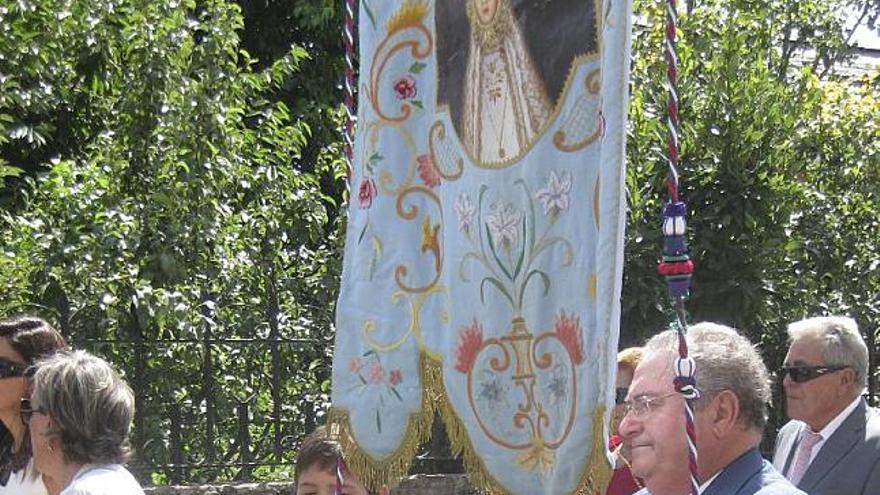 Estandarte de la Virgen por las calles de Valdespino.