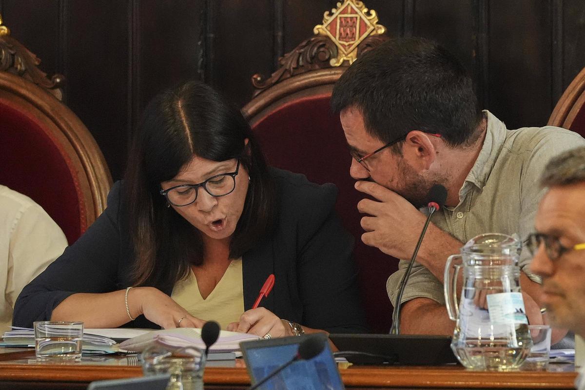 Gemma Geis i Lluc Salellas en el ple municipal d'aquest dilluns.