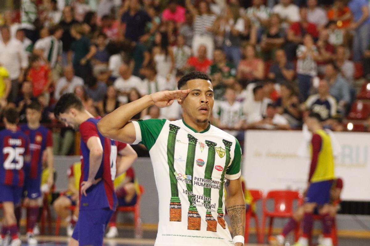 Guilherme celebra uno de los goles del Córdoba ante el Barça en Vista Alegre.
