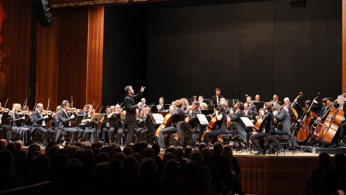 Josep Vicent dirige la Argovia Philharmonic en Rosenheim (Alemania) el pasado 16 de febrero