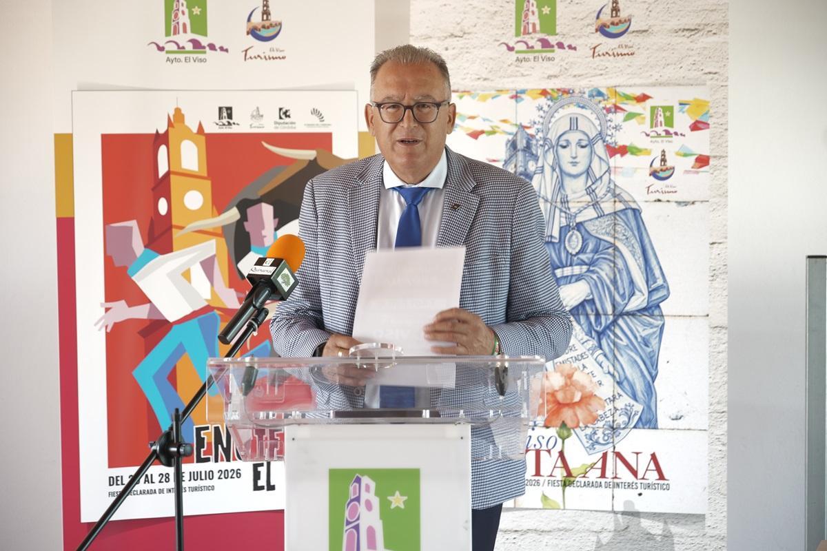 El alcalde de El Viso, Juan Díaz, durante la rueda de prensa en la que ha detallado el destino de las ayudas por los daños de los temporales.