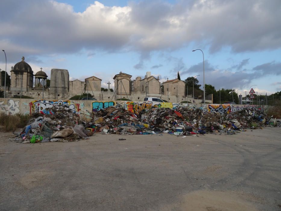 Sacan una montaña de basura del torrente de sa Riera