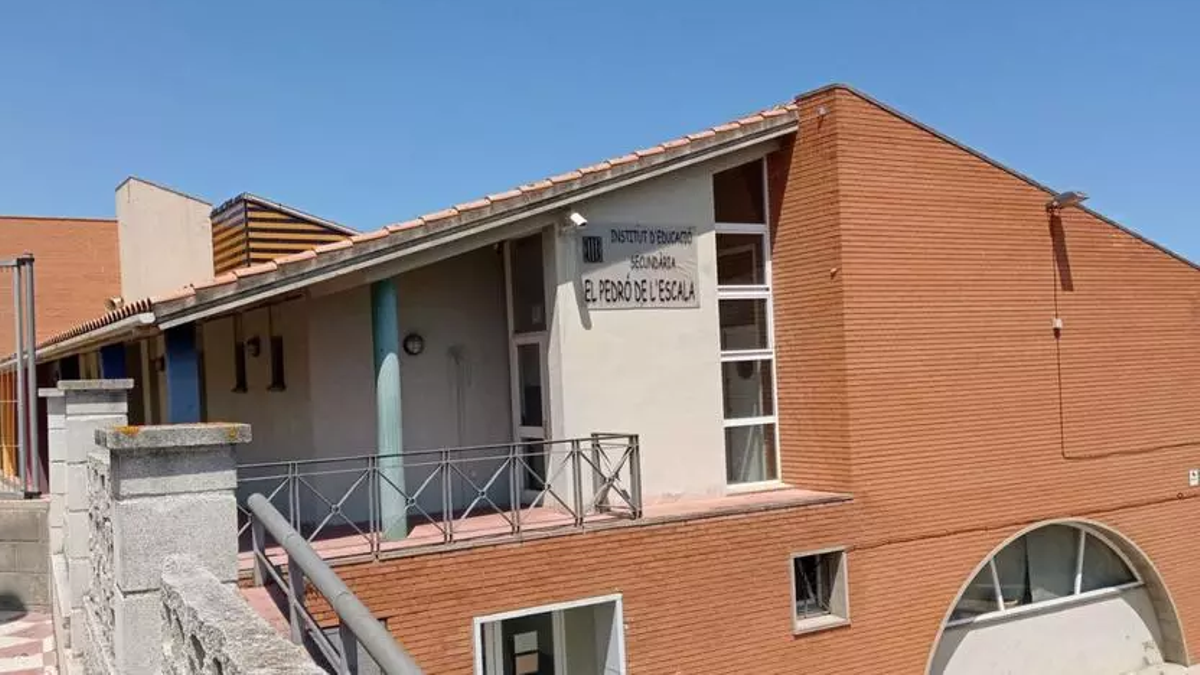 Façana principal de l’Institut El Pedró de l’Escala.