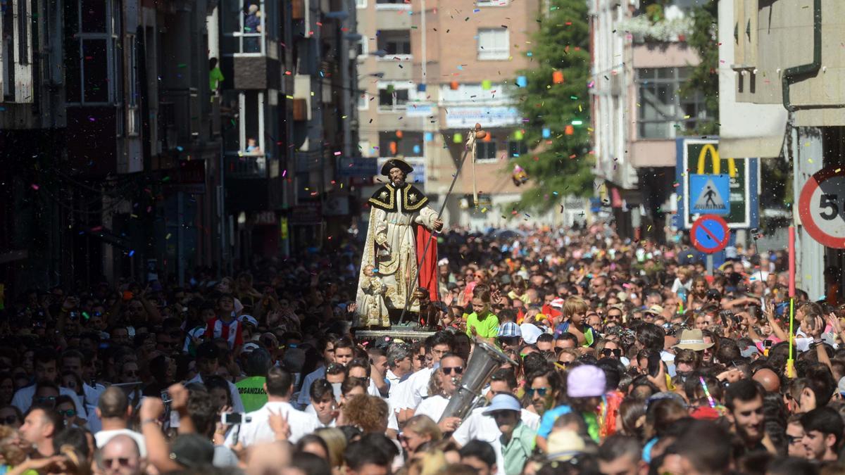 Procesión multitudinaria del santo patrón en las fiestas del año 2019.