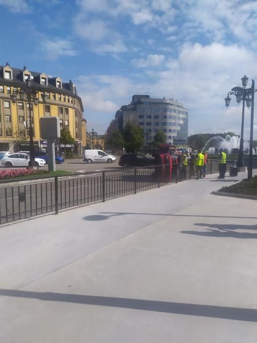 Vuelco de un vehículo en la plaza de la Cruz Roja