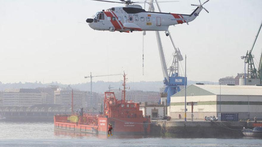 Helicóptero de Sasemar, en un simulacro de rescate.  // Eduardo Vicente