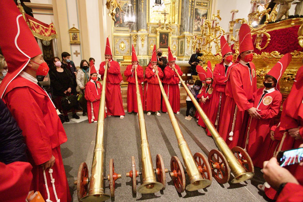 Los 'coloraos' de Murcia celebran el Miércoles Santo en la iglesia del Carmen tras la suspensión de la procesión