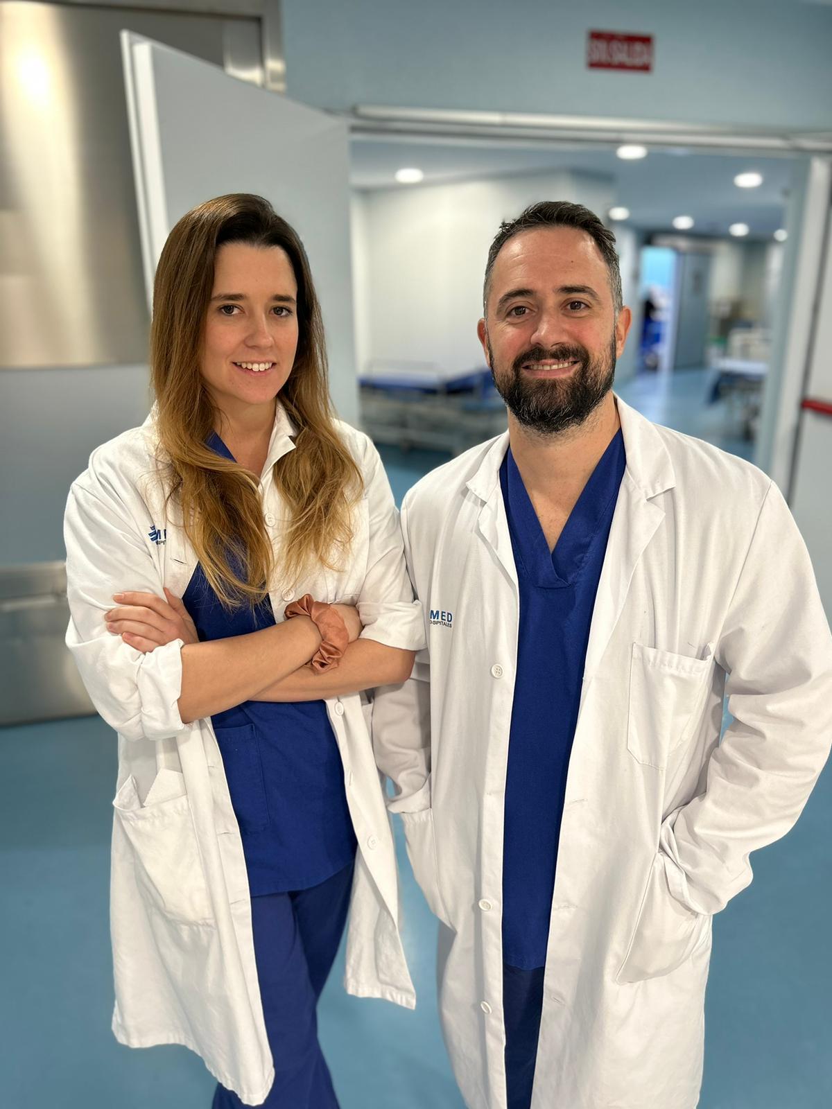 La Dra. María del Mar García y el Dr. Diego Cebreros, cirujanos maximofaciales de IMED Valencia.