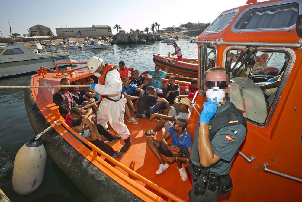 Llega a Tabarca un centenar de inmigrantes en cuatro pateras