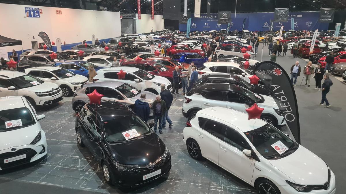 Asistentes a la inauguracion del Caroutlet Vigo, el Salón de Coches Usados y de Ocasión, en el Instituto Ferial de Vigo (IFEVI).