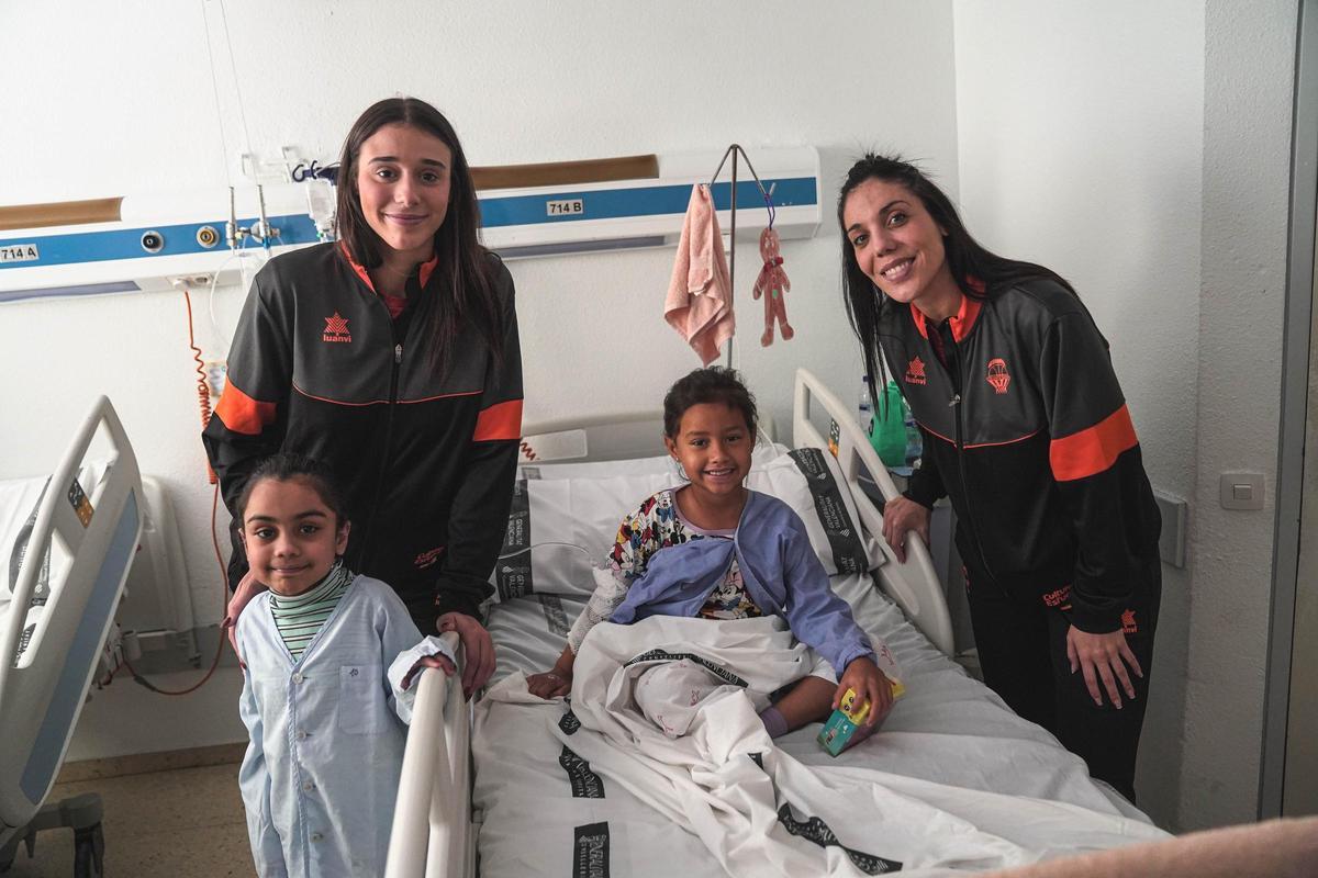 Raquel Carrera y Cristina Ouviña ha sido dos de las jugadoras presentes en esta visita tan especial.