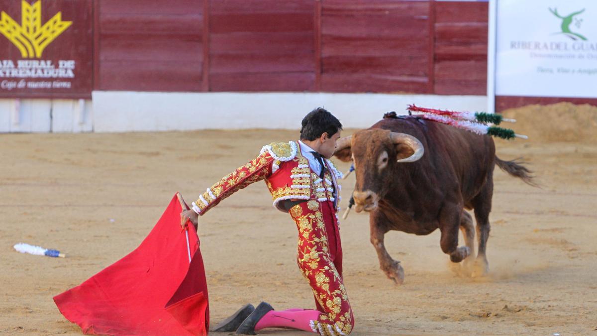 Juanito durante una faena, ayer en Zafra.