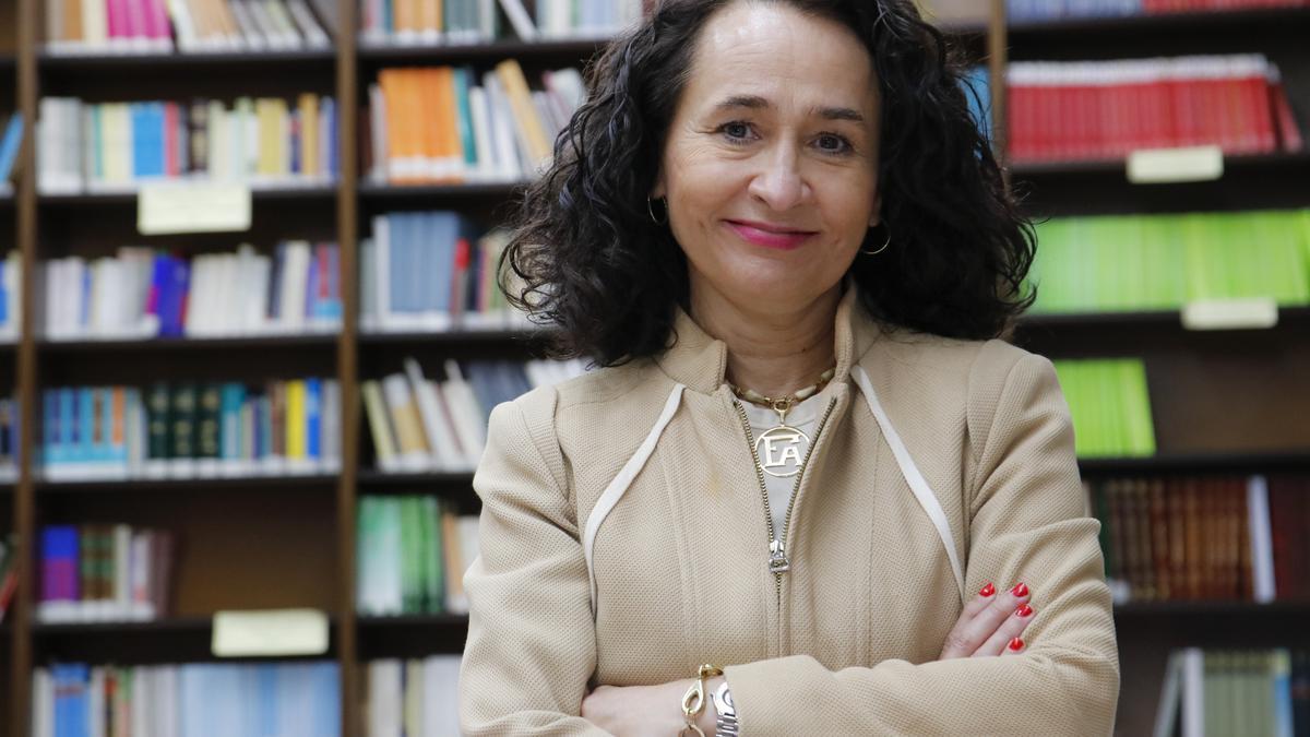 Una imagen de María Félix Tena en la biblioteca del TSJEx.