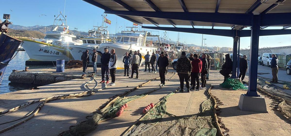 Algunas embarcaciones que habían salido de madrugada tomaron el camino de regreso en Caleta de Vélez, ante la petición generalizada de detener su actividad como protesta.