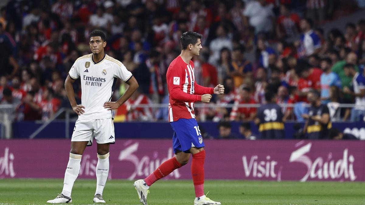 El delantero del Atlético de MAdrid Álvaro Morata (d) celebra su gol durante el partido de la sexta jornada de LaLiga que disputan ambos clubes este domingo en el estadio Cívitas Metropolitano .